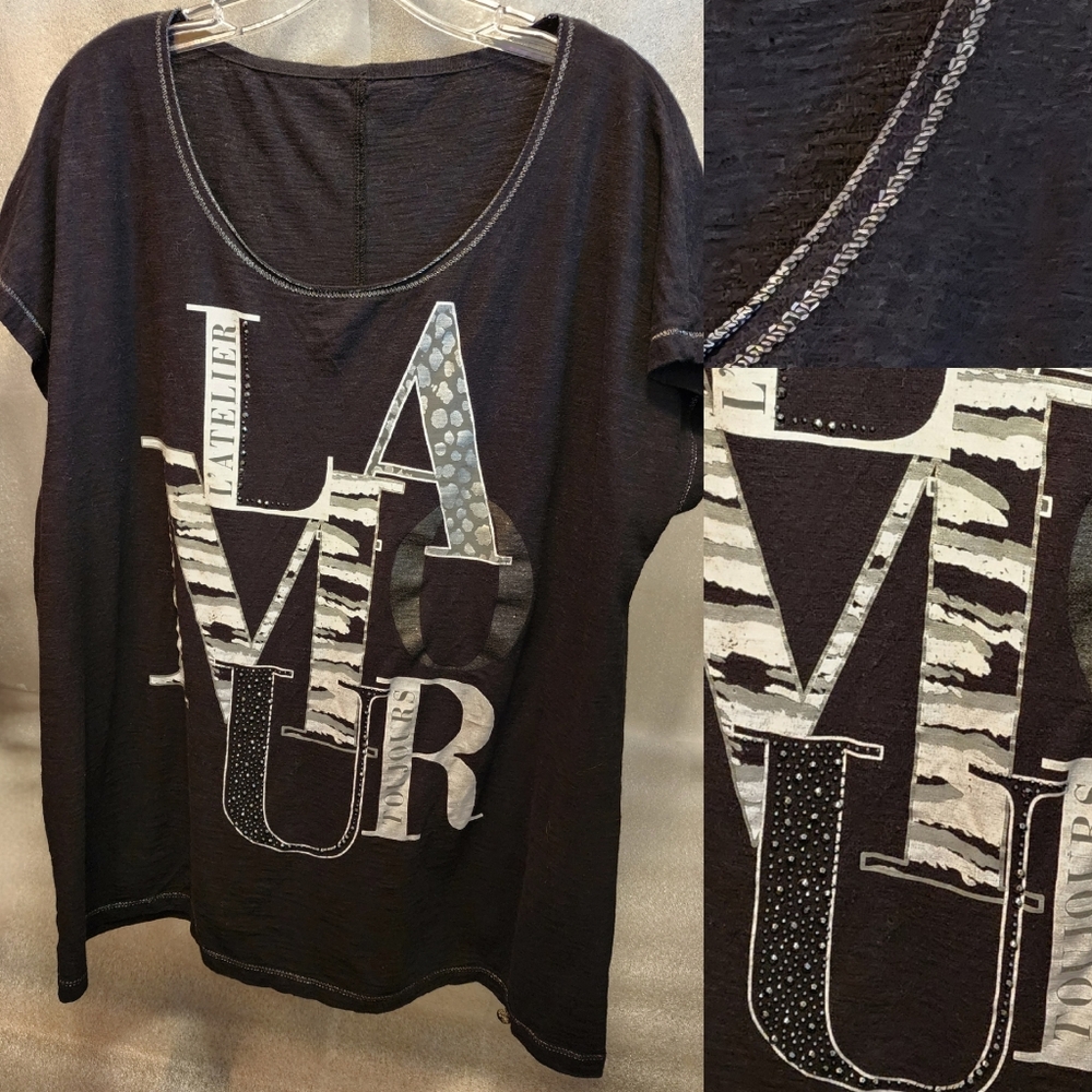 LAMOUR L'ATELIER TOUJOURS • Tredy Bling Graphic Tee w/Sliver Detail •  • Plus 2
